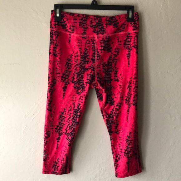 Under Armour Pink and Black Pattern HeatGear Compression Cropped Leggings - Picture 1 of 5
